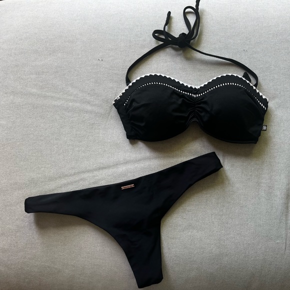 Bikini - Picture 1 of 3